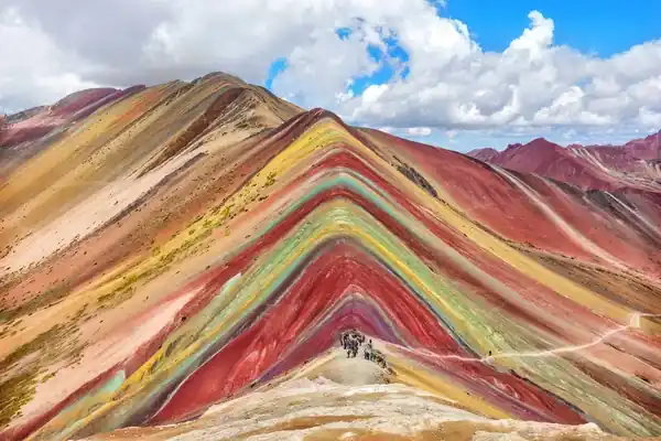 Deslumbrante vista de la Montaña de los siete colores