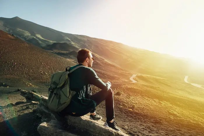joven disfrutando de su viaje viendo un hermoso paisaje