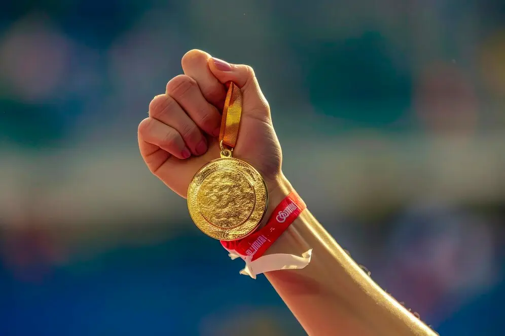 medalla alzada