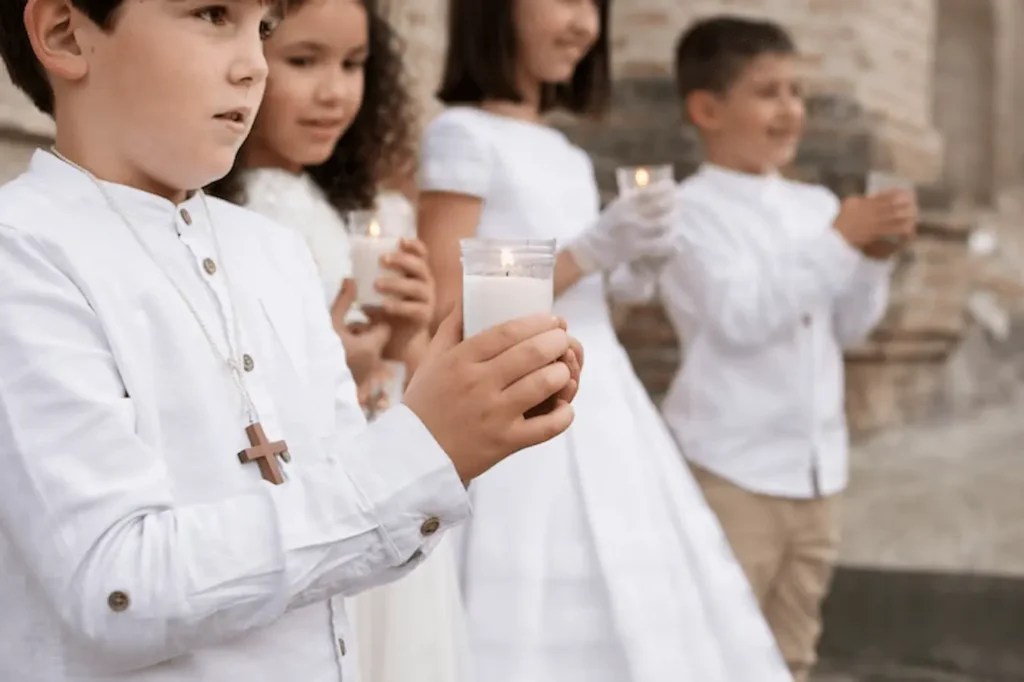 niños recibiendo la Comunión