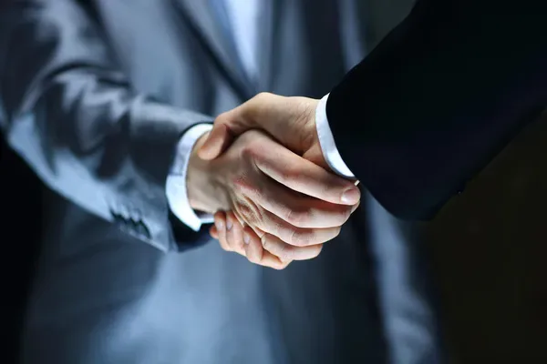 dos empresarios dándose un apretón de manos