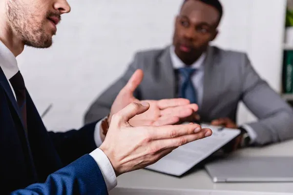 empresario explicando en negociación