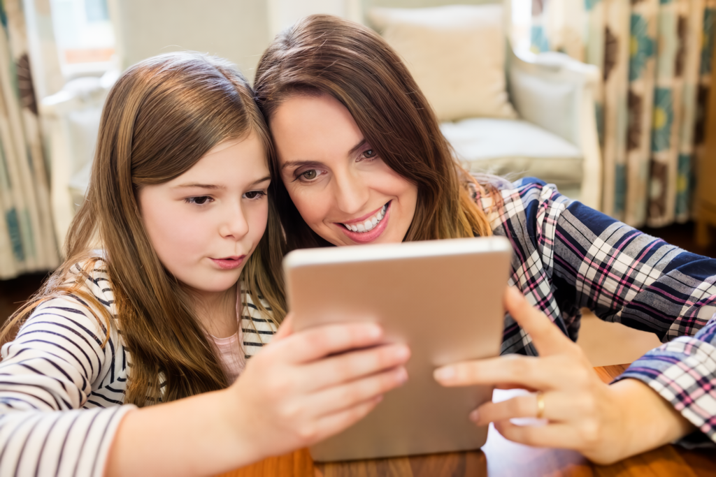 madre e hija estudiando