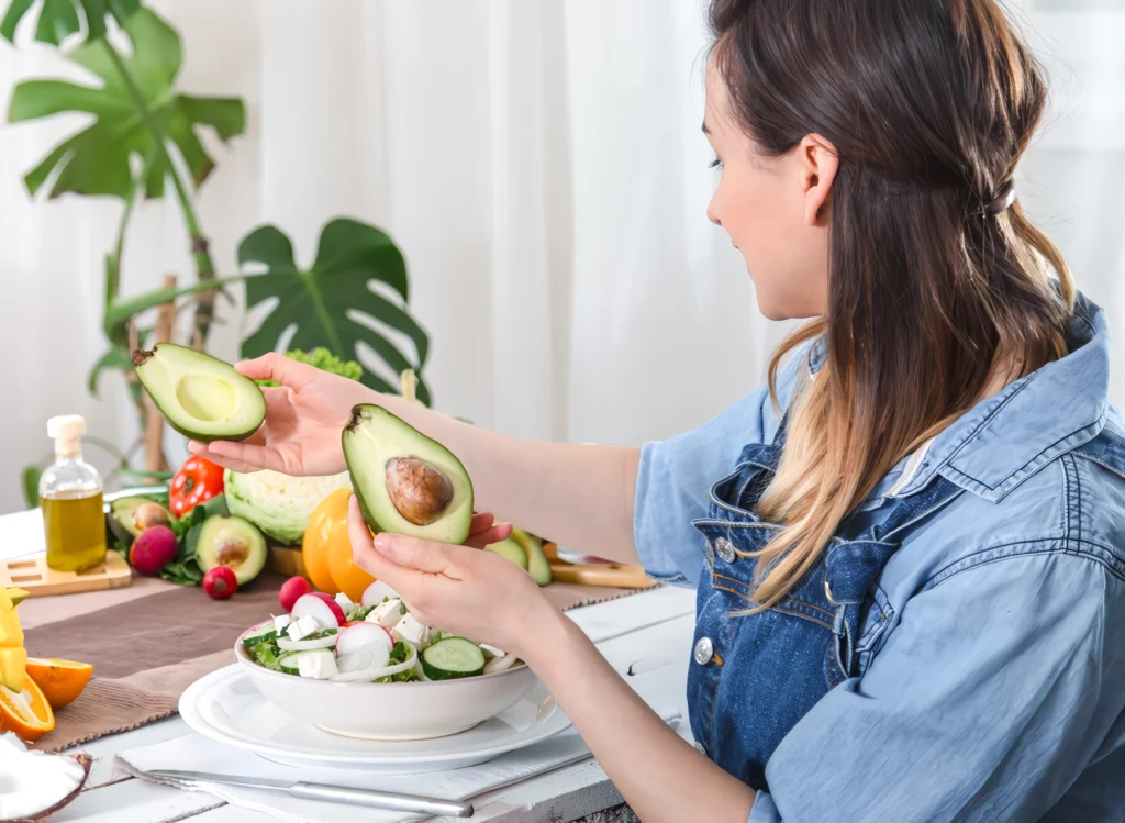 beneficios de una alimentación saludable chica poniendo la palta