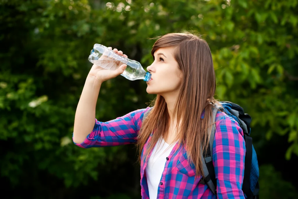 beneficios de una alimentación saludable chica tomando agua