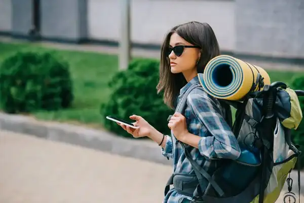 Joven turista paseando por uno de los mejores lugares para visitar en Perú