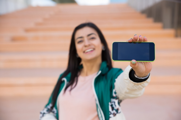 chica con su celular