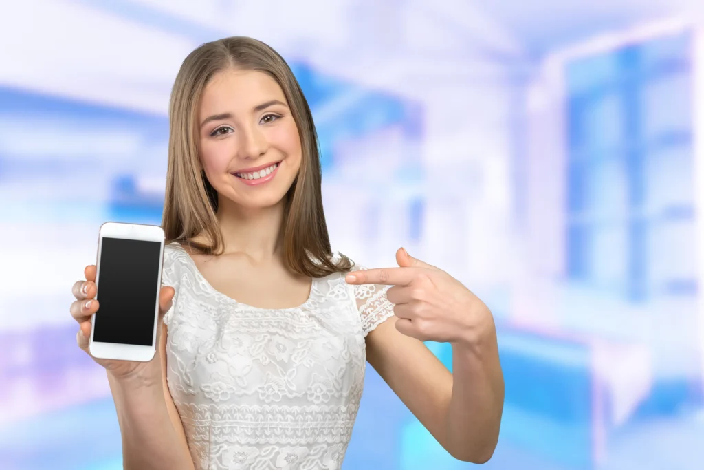 chica señalando el celular