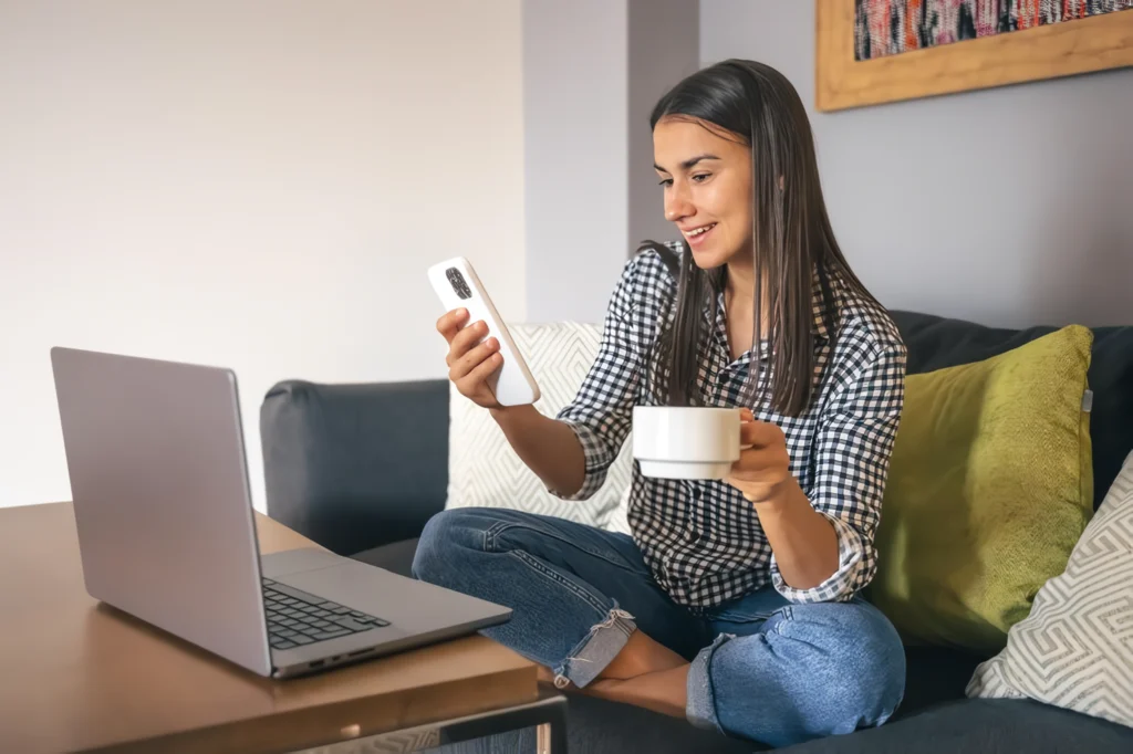 chica tomando con su celular