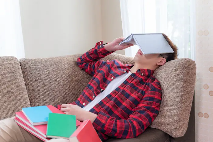 estudiante sufriendo burnout, sin animos de estudiar