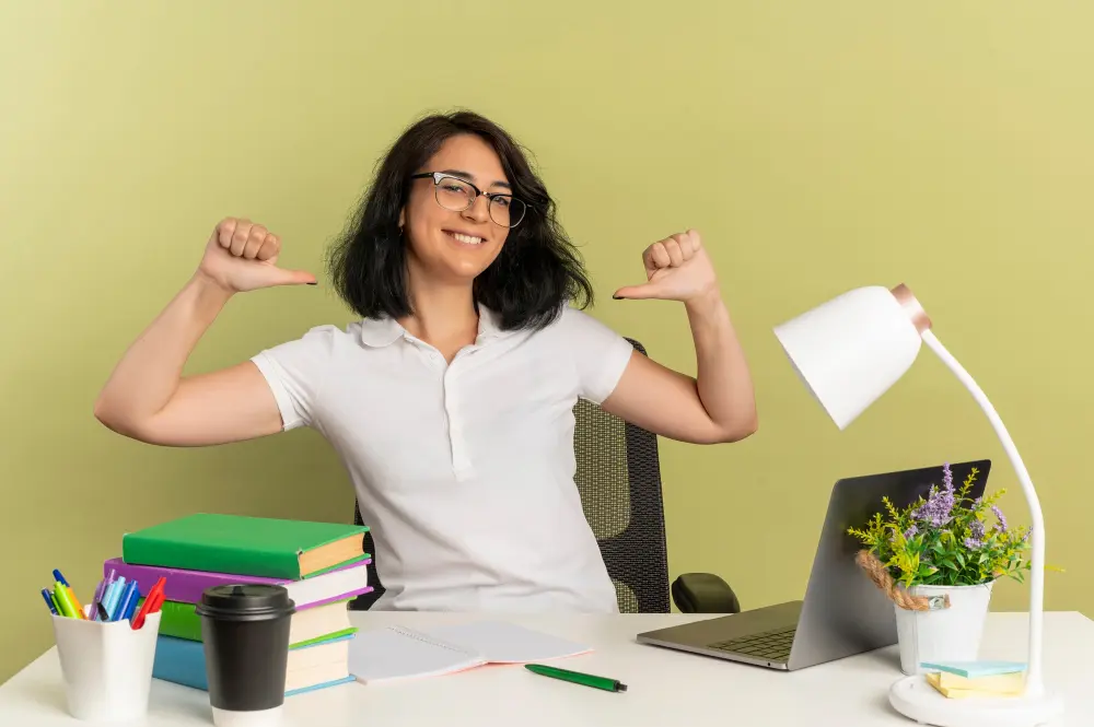 chica feliz y productiva ya que pudo superar el burnout