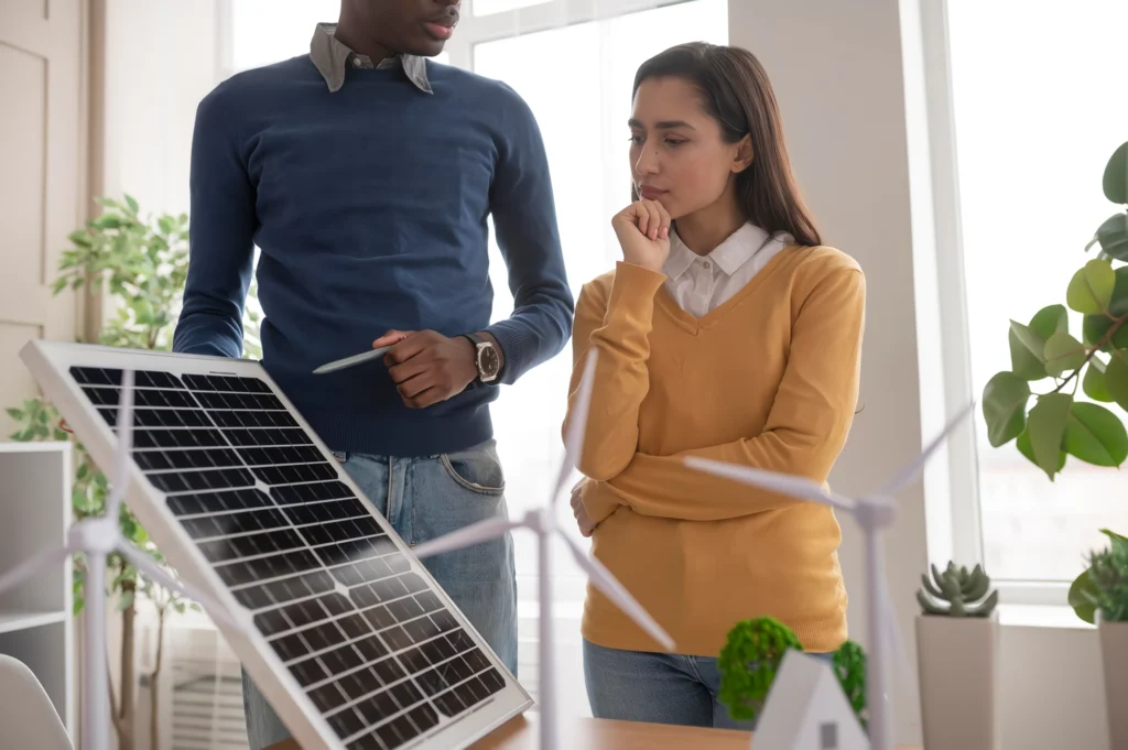 Beneficios de la energía solar chicos viendo un panel solar