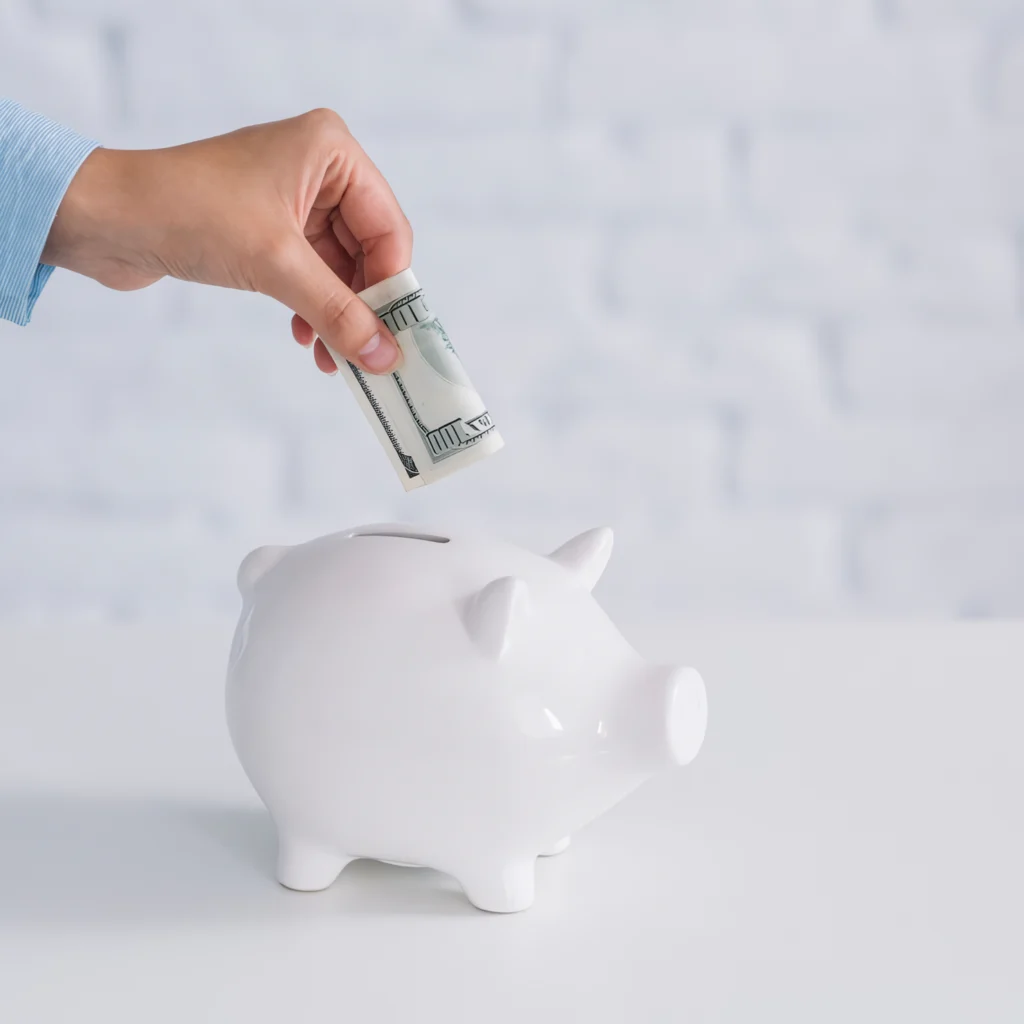 Cómo ahorrar dinero poniendo dinero en la alcancia
