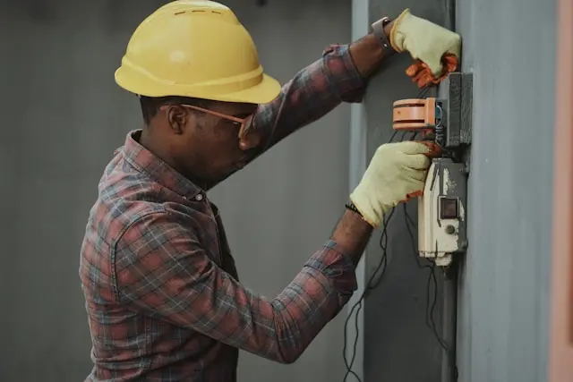 hombre haciendo mantenimiento industrial