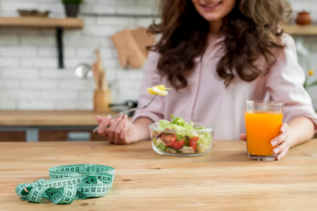 beneficios del ayuno intermitente chica comiendo verduras