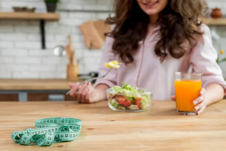 beneficios del ayuno intermitente chica comiendo verduras