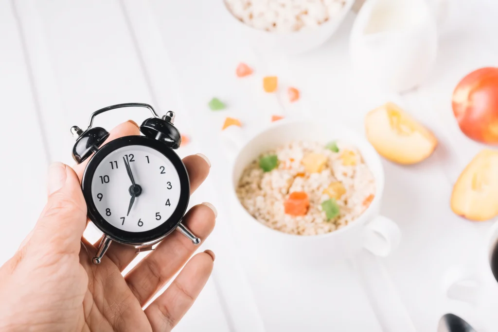 reloj con plato de comida