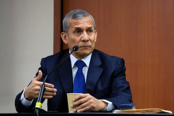 OLLANTA HUMALA hombre de traje azul hablando en un evento formal