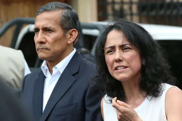 OLLANTA HUMALA pareja caminando en un evento público