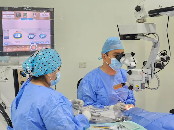 médicos evaluando paciente en Clínica oftalmológica en Lima Eyes Center