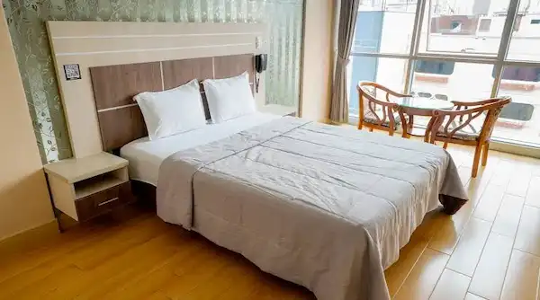 Descubre el confort de una habitación suite en un hotel boutique