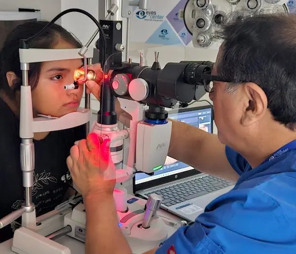 Médico especialista evaluando paciente en Eyes Center clínica oftalmológica en Lima