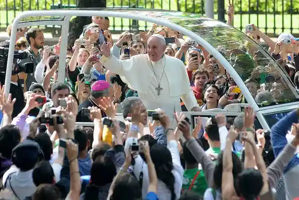 Papa latinoamericano visitando a los fieles