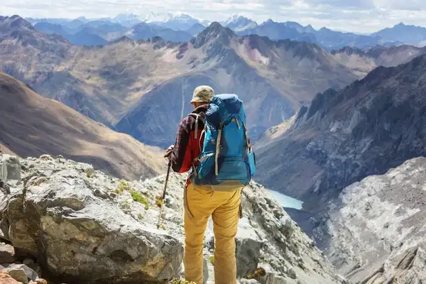 Viajero en una de las rutas especiales ofrecidas por Climb Sunday