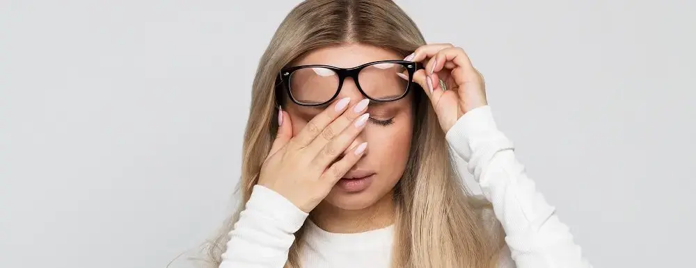 Chica tocándose el ojo con la mano derecha 