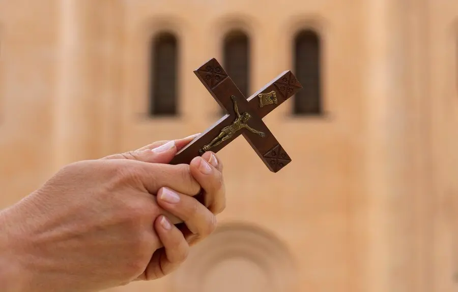 Semana Santa cruz en mano