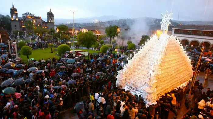 imagen de procesión por semana santa en ayacucho