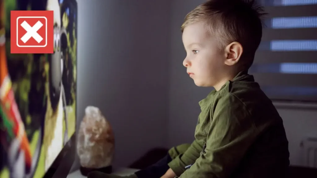 Niño viendo la pantalla muy de cerca