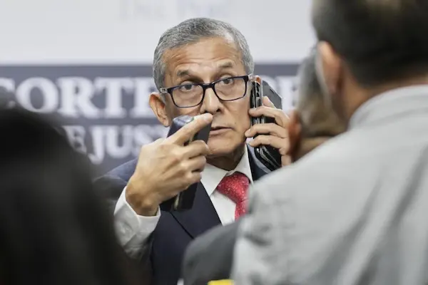 OLLANTA HUMALA hombre con gafas hablando por teléfono en un evento