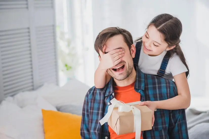 regalos para el Día del Padre niña dando sorpresa