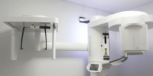 Tomógrafos dentales compactos instalados en una clínica dental con espacio reducido.