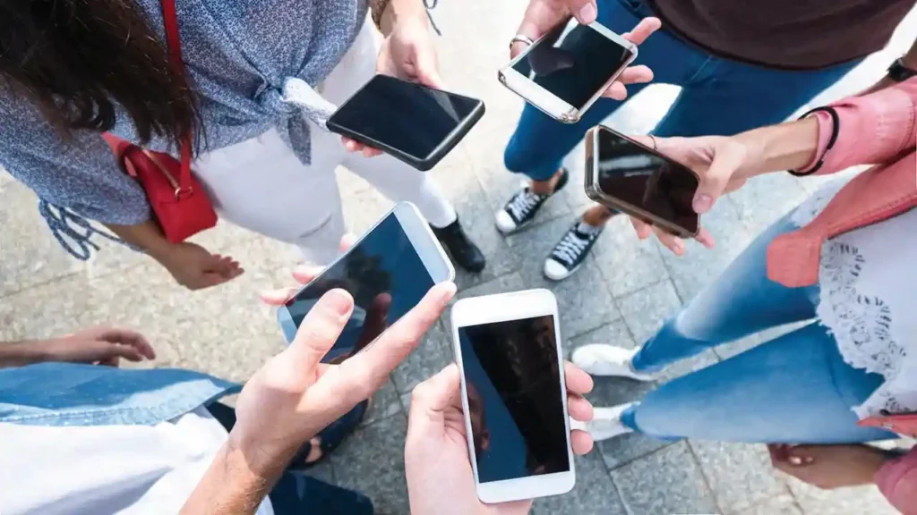 Varias personas utilizando su celular