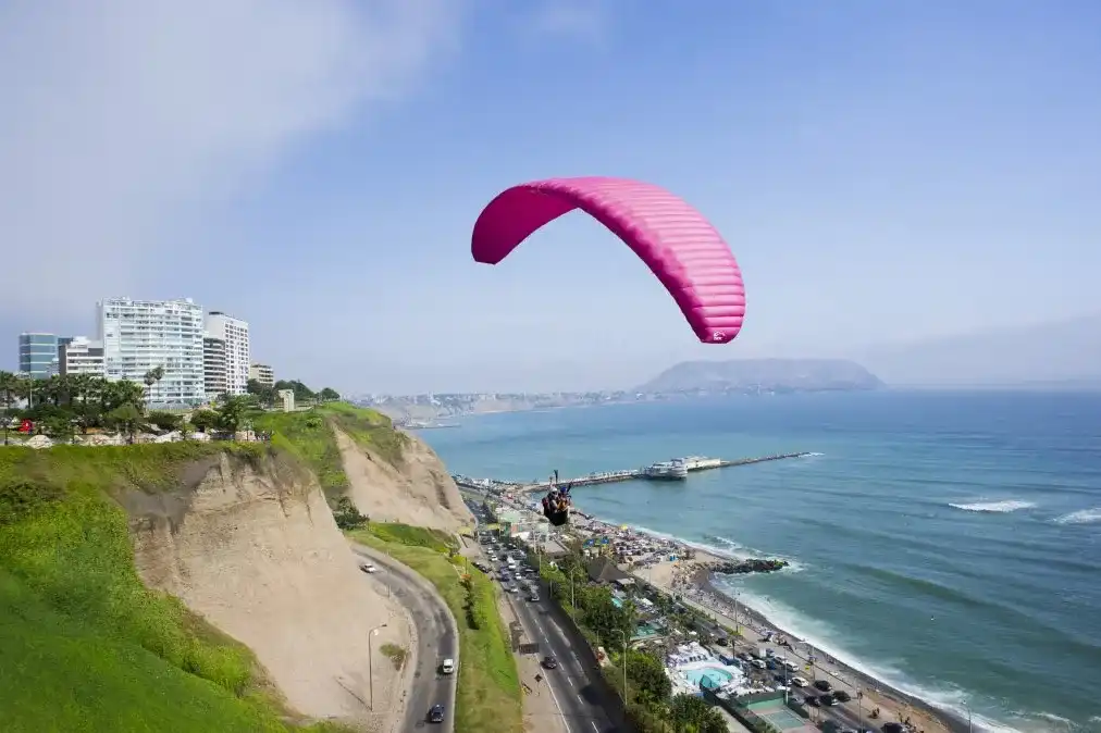 chico en parapente en Lima