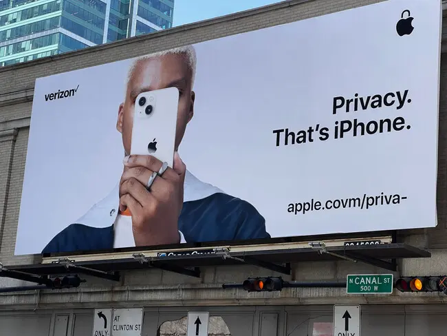 banner gigante sobre apple