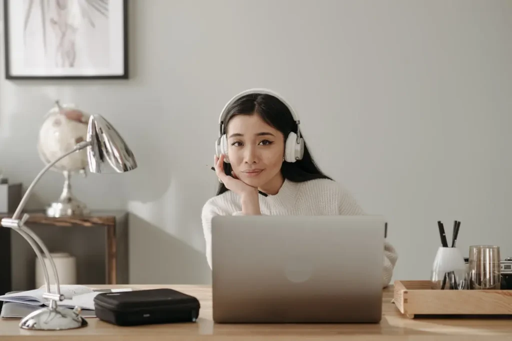 Joven creando contenido freelance