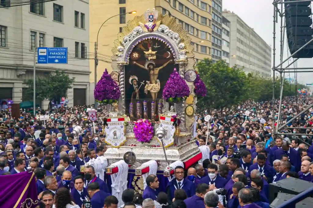 Procesión del señor de los milagros en Lima