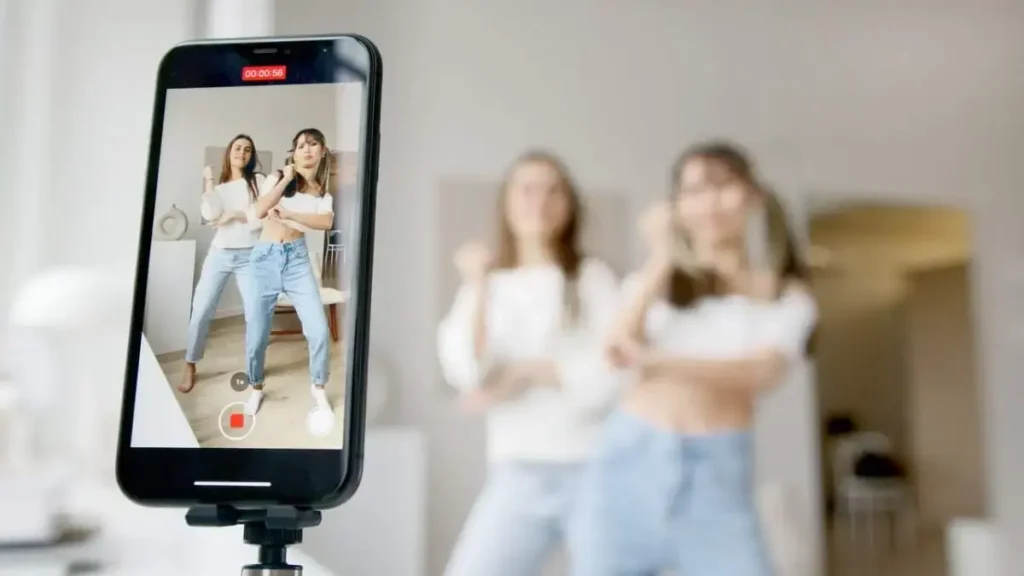 chicas grabando un tik tok