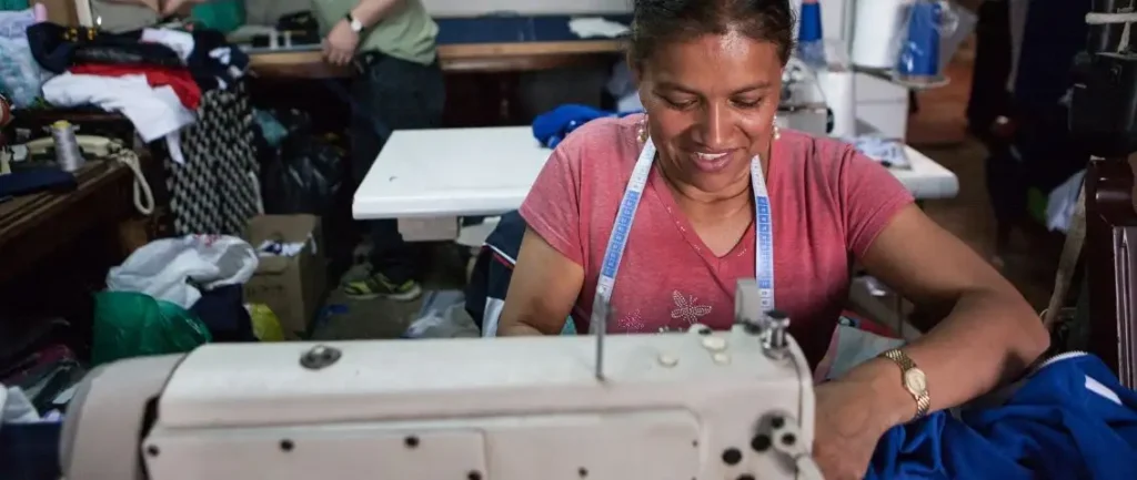 Mujer cociendo en su maquina de costura
