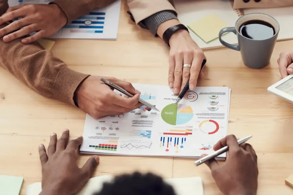 personas planificando una estrategia de negocio