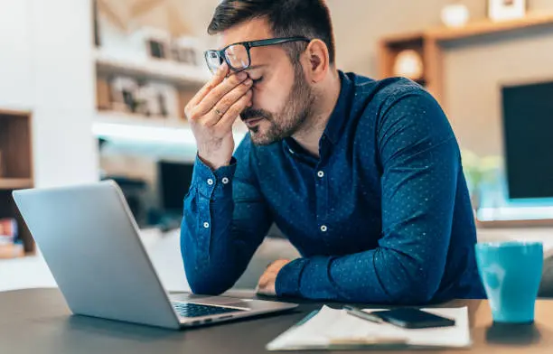ejecutivo con dolor de cabeza