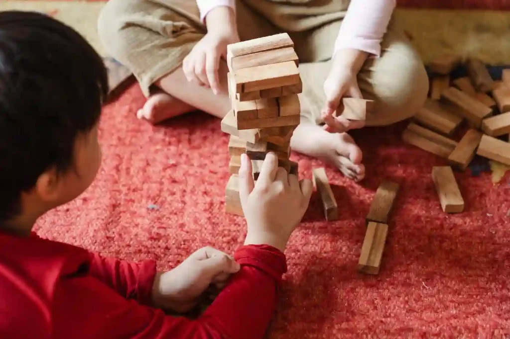 Familia jugando yenga