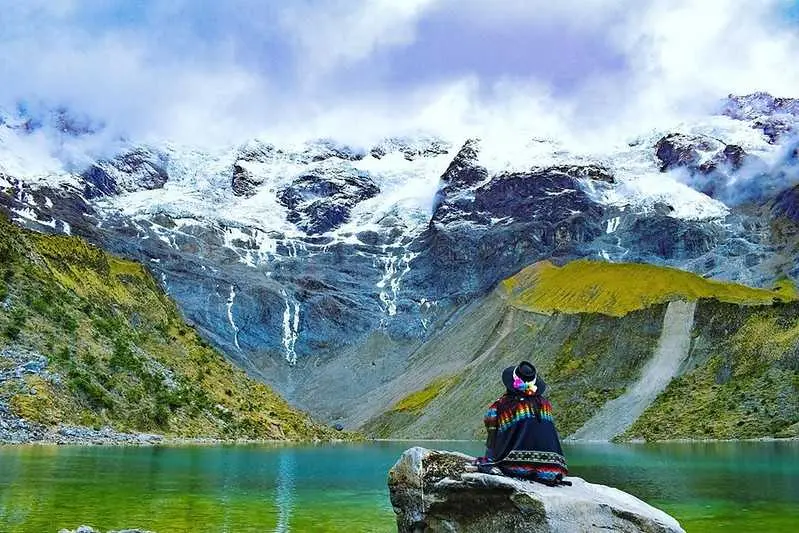 persona en la laguna de humantay