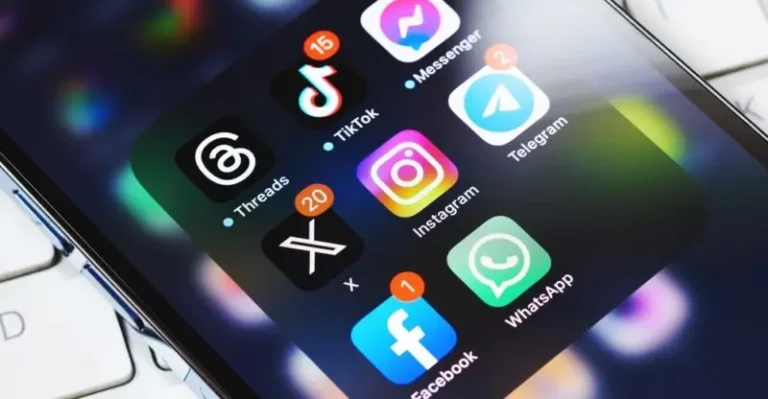 celular mostrando las aplicaciones de redes sociales