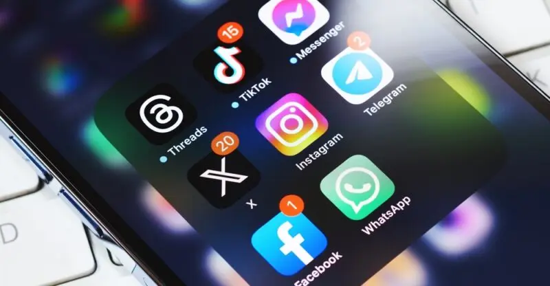 celular mostrando las aplicaciones de redes sociales