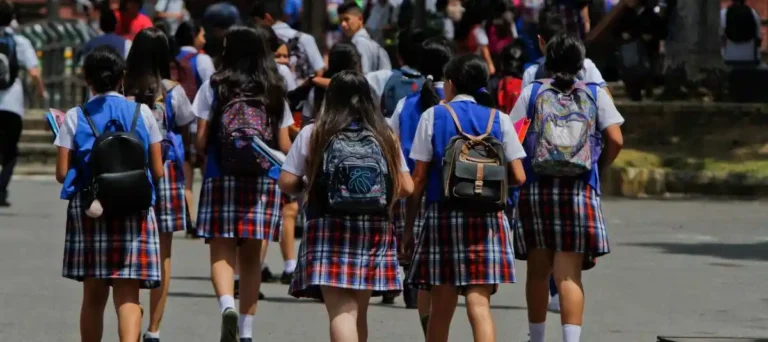 Chicos saliendo de la escuela