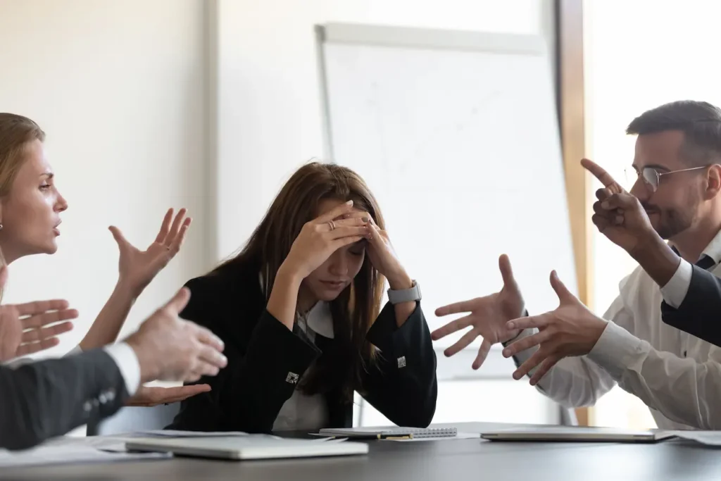 Personas discutiendo en una empresa